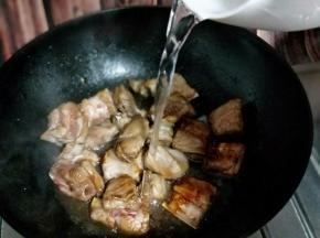 加入清水，没过排骨为佳。