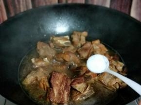 加入盐，再炖5分钟。