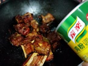 关火，加入鸡粉，翻炒均匀。