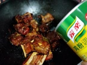 关火，加入鸡粉，翻炒均匀。