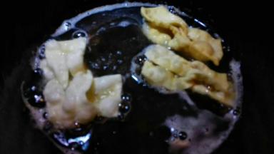 锅里倒适量油烧热，油温升至七成热时，转中小火，将麻叶下锅，炸至两面金黄控油捞出