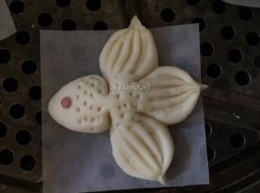 接着放入冷水蒸锅中醒发约12分钟，再中大火蒸熟（约12分钟左右）。关火后待5分钟后用掀盖
