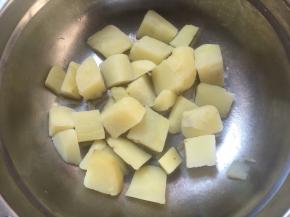 面团发酵时，准备内馅。土豆切小丁，锅上蒸熟
