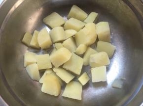 面团发酵时，准备内馅。土豆切小丁，锅上蒸熟
