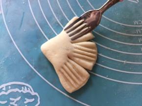 用叉子压出花纹
