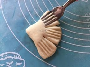 用叉子压出花纹
