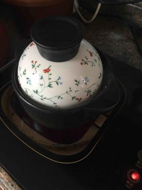 盖上锅盖。调中小火不容易溢锅哦！让无限包容的豆腐尽情吸收番茄的酸甜滋味。番茄有美白的作用，豆腐有丰富的蛋白质，两者相得益彰。