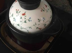 盖上锅盖。调中小火不容易溢锅哦！让无限包容的豆腐尽情吸收番茄的酸甜滋味。番茄有美白的作用，豆腐有丰富的蛋白质，两者相得益彰。