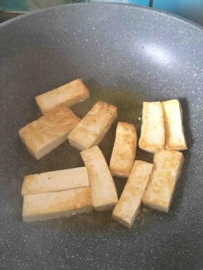 煎至豆腐呈金黄色。