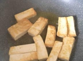 煎至豆腐呈金黄色。