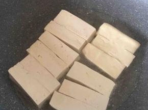 豆腐切小条入锅煎。