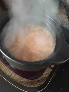 加入一碗半的清水煮沸后转中小火煮约3分钟。