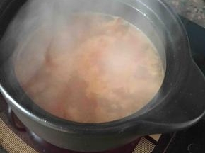 加入一碗半的清水煮沸后转中小火煮约3分钟。