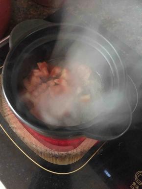 番茄切成小丁状，砂锅洗净干燥后倒入适量油加热入番茄粒炒至出汁。