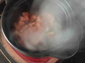 番茄切成小丁状，砂锅洗净干燥后倒入适量油加热入番茄粒炒至出汁。
