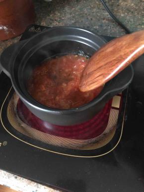 接着入砂锅炒至出汁。