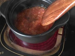 接着入砂锅炒至出汁。