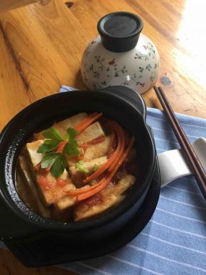 加入适量盐和味精，淋入少许水淀粉和几滴香油。再加几根胡萝卜丝点缀即可。