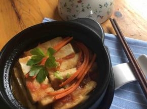 加入适量盐和味精，淋入少许水淀粉和几滴香油。再加几根胡萝卜丝点缀即可。