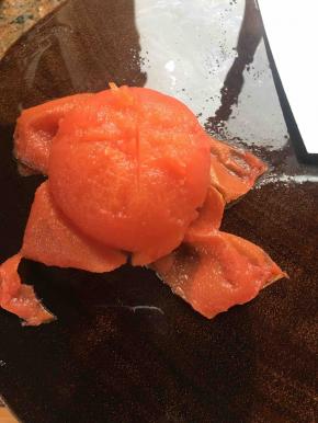 番茄去皮切成小块。