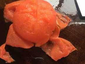 番茄去皮切成小块。
