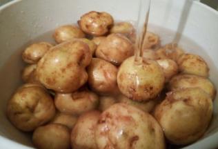 土豆在流水的冲洗下，洗干净