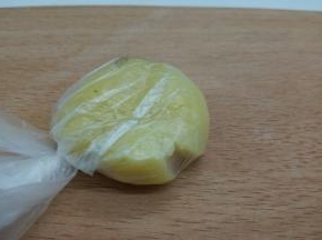 土豆装入保鲜袋，攥紧，用刀背轻轻敲扁