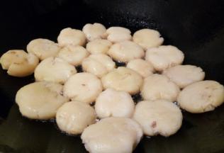 热锅热油，土豆沿着锅边放入，大火煎