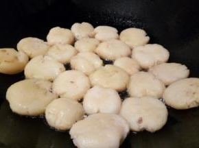 热锅热油，土豆沿着锅边放入，大火煎