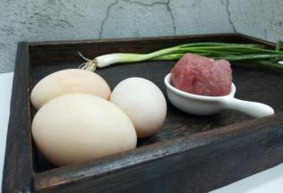 土鸡蛋3个，瘦肉50克，小葱2颗