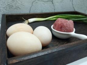 土鸡蛋3个，瘦肉50克，小葱2颗