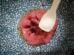 盐少许，腌制10分钟