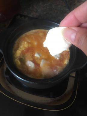 面疙瘩入锅煮约4分钟左右。加入适量的盐、味精调味。