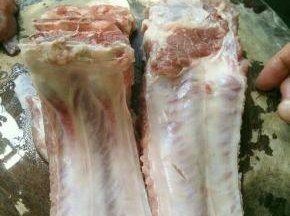 准备排骨两根。