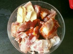 拍入姜，加入耗油、盐和少许料酒。