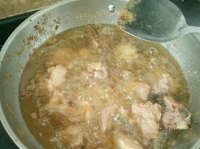 锅烧热放足够的玉米油，待油温七八成热下排骨，一边炸一边撇去油沫。