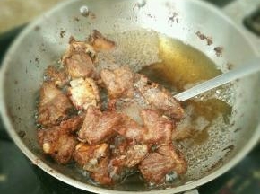 待油温再次达到七八成热，下排骨进行复炸，一直炸到排骨金黄色。