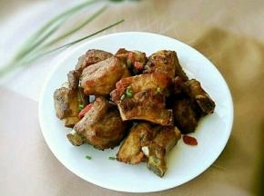 捞出来沥油，装盘。