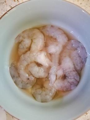 处理好的虾仁里放入蛋清，料酒，白胡椒，一点点盐腌制10分钟。