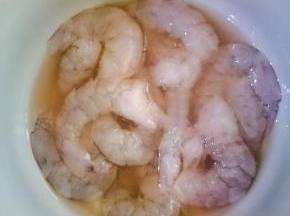 处理好的虾仁里放入蛋清，料酒，白胡椒，一点点盐腌制10分钟。