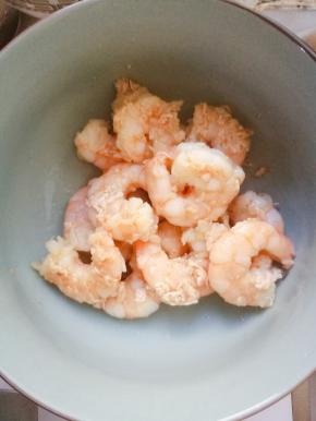 腌制好的 虾仁放在锅里炒一下 炒至变色。