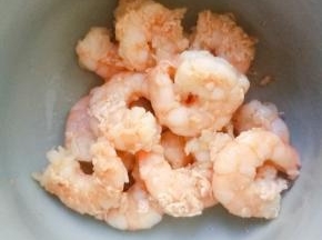 腌制好的 虾仁放在锅里炒一下 炒至变色。