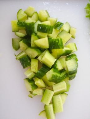  黄瓜切丁，葱蒜也切好备用。