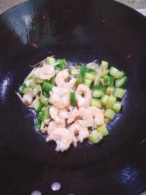 热锅凉油放入葱和蒜爆香 然后放入黄瓜丁炒香再放入虾仁。