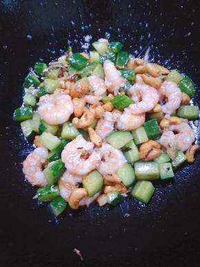 最后放入腰果 翻炒均匀调入适量盐即可出锅。