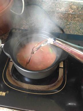 加入开水。（砂锅使用过程中不要中途加冷水，尽量不骤冷骤热影响砂锅寿命。）