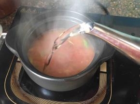 加入开水。（砂锅使用过程中不要中途加冷水，尽量不骤冷骤热影响砂锅寿命。）