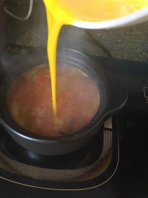 淋上鸡蛋液。稍微搅拌一下。