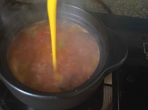 淋上鸡蛋液。稍微搅拌一下。