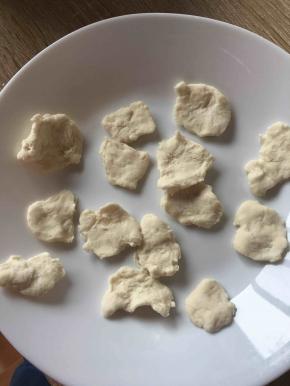 把面团揪成个面疙瘩。